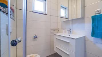 House (Nine Bedroom Holiday home with Swimmi) | Bathroom | Shower, towels