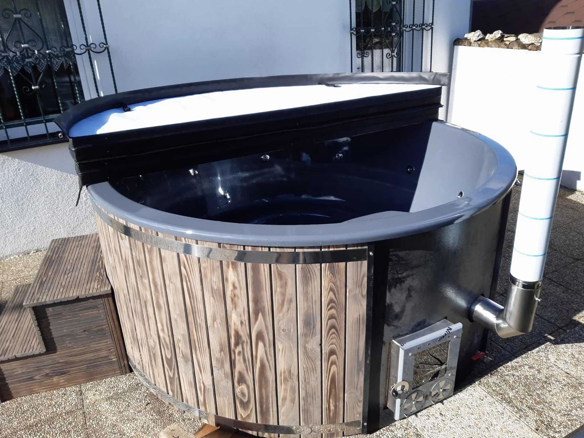 Banyera d'hidromassatge a l'aire lliure