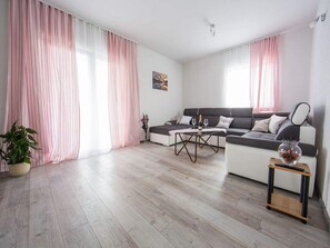 Huis (Six Bedroom holiday home with Swimmin) | Woonkamer | Een flatscreentelevisie