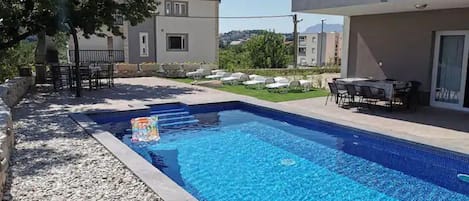 Maison (Six Bedroom holiday home with Swimmin) | Piscine | Piscine extérieure (ouverte en saison), parasols de plage