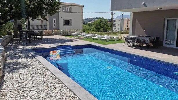 ハウス (Six Bedroom holiday home with Swimmin) | プール | 季節限定屋外プール、プール パラソル、サンラウンジャー