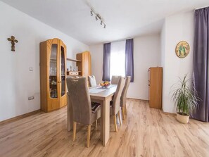 House (Six Bedroom holiday home with Swimmin) | In-room dining - Holiday Home J&D 3 (Podstrana)