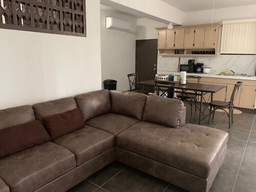 3 Bedroom fully furnished private condo with Free  Parking & free WiFi & cable. 