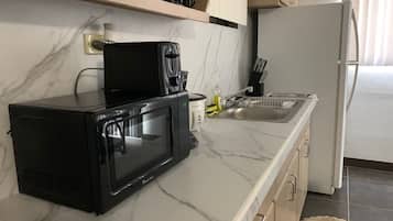 Frigorífico, microondas, horno y placa de cocina