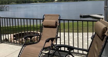 Lake Front Retreat...Get away from it all and relax ...away from the city lights