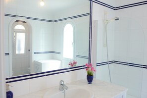 Een bad/douchecombinatie, een bidet, handdoeken