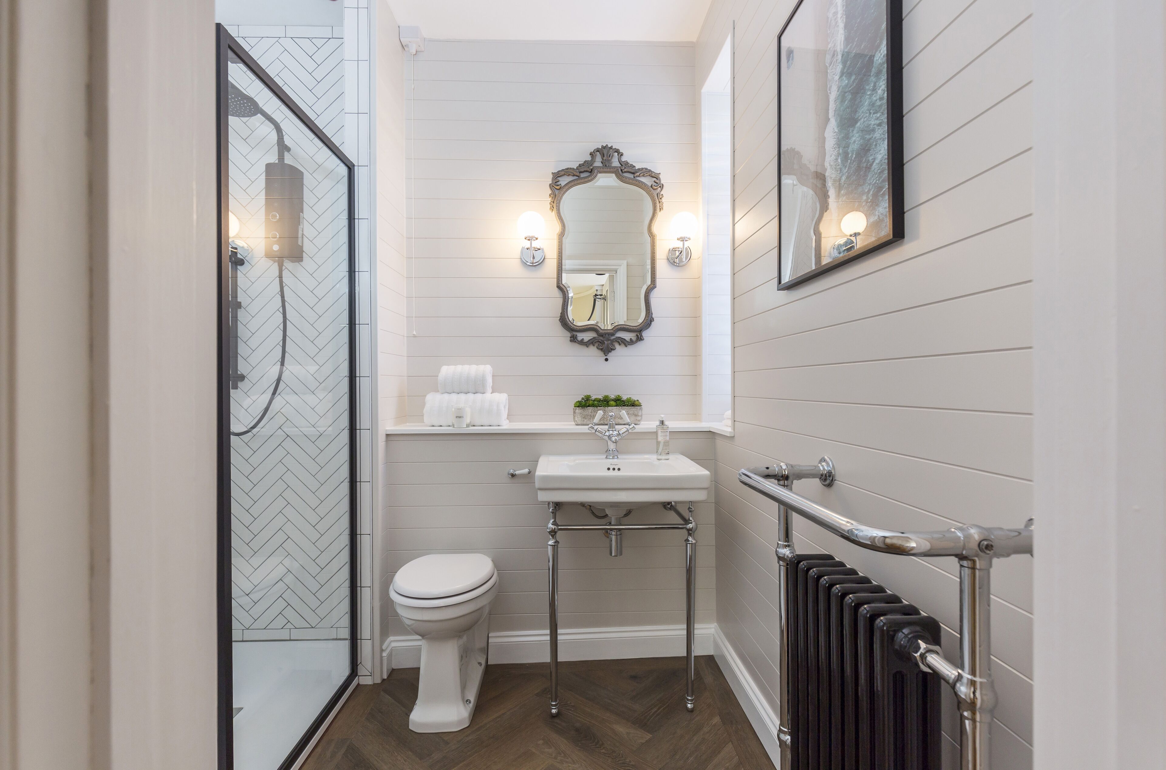 Douche, articles de toilette gratuits, sèche-cheveux
