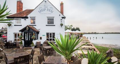 Boutique En-suite Room in Prestigious Colonial Home