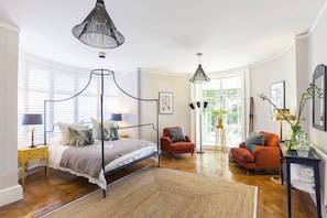 1 bedroom, iron/ironing board, travel crib, free WiFi - Boutique En-suite Room in Prestigious Colonial Home (Emsworth)