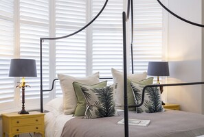 1 chambre, fer et planche à repasser, lit de bébé portatif