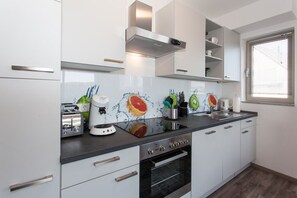 Kühlschrank, Mikrowelle, Ofen, Herdplatte