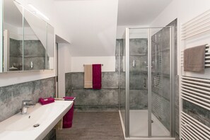 Dusche, Haartrockner, Handtücher, Toilettenpapier