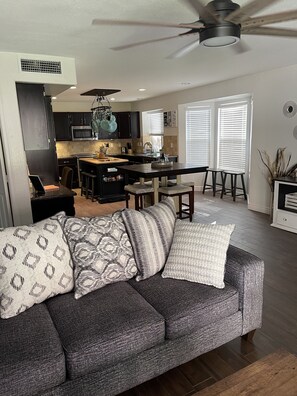 智能电视、壁炉、音乐库