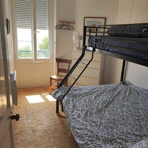 2 bedrooms, travel cot, WiFi, bed sheets