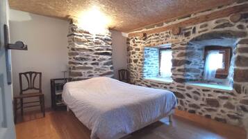 2 bedrooms, bed sheets