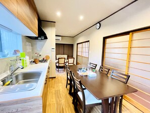 Familienhaus, Nichtraucher | Essbereich im Zimmer