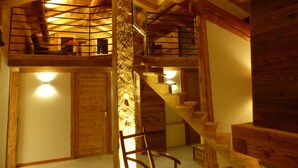 Un intérieur en bois avec un escalier menant à un niveau supérieur.