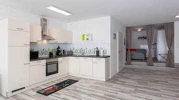 Kühlschrank, Mikrowelle, Ofen, Herdplatte