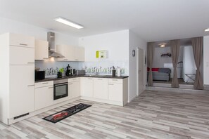 Kühlschrank, Mikrowelle, Ofen, Herdplatte