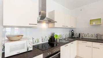 Kühlschrank, Mikrowelle, Ofen, Herdplatte