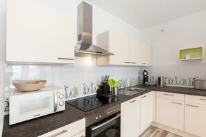 Kühlschrank, Mikrowelle, Ofen, Herdplatte