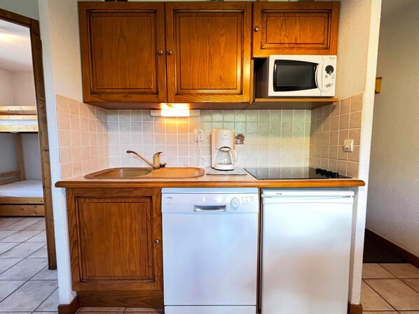 Fridge, microwave, dishwasher, coffee/tea maker