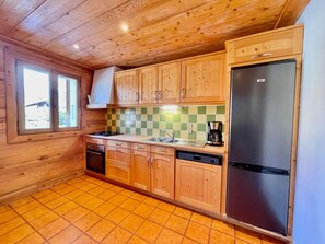 Een koelkast, een magnetron, een oven, een vaatwasser