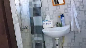 Estúdio luxo | Banheiro | Chuveiro, produtos de toalete grátis, toalhas de banho, sabonete