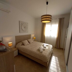 4 bedrooms, in-room safe, desk, iron/ironing board