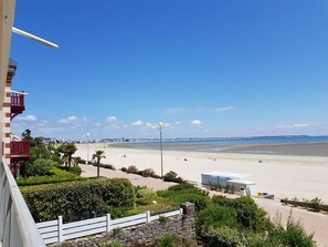 På stranden