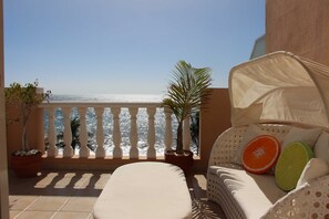 Unclassified image, 2 of 25, button