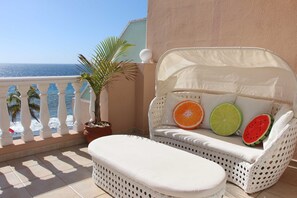 Unclassified image, 4 of 25, button