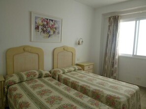 1 quarto, cofres nos quartos, berço de viagem, roupa de cama