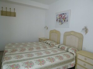 1 quarto, cofres nos quartos, berço de viagem, roupa de cama