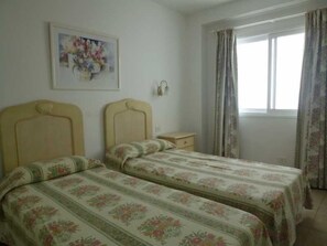 1 chambre, coffres-forts dans les chambres, lit parapluie, draps fournis