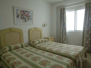 1 chambre, coffres-forts dans les chambres, lit parapluie, draps fournis