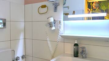 Dusche, Haartrockner, Handtücher, Seife