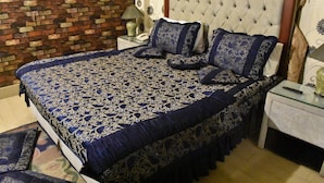 Suite Klasik | Meja kerja, ruang kerja ramah laptop, Wi-Fi gratis, dan seprai linen