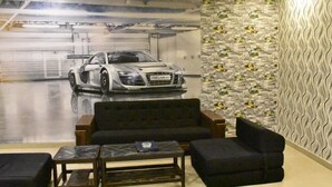 Studio Suite Eksekutif | Meja kerja, ruang kerja ramah laptop, Wi-Fi gratis, dan seprai linen
