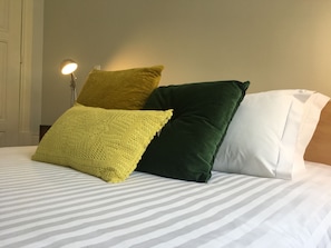 1 غرفة نوم ومكواة/لوح كي وواي فاي مجانًا وملاءات أسرّة