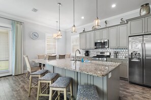 Fridge, microwave, oven, stovetop - ⛱Walk to Beach | Golf Cart Option | Pool | 4BR The Coastline Inn⛱ (Miramar Beach)