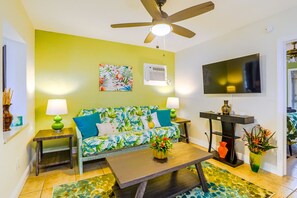 Een smart-tv en boeken