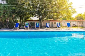 Een verwarmd zwembad