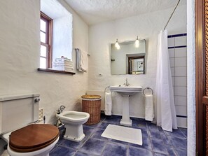 Douche, sèche-cheveux, serviettes fournies