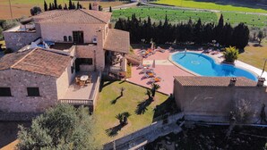 Une villa dotée d’une piscine, d’un espace extérieur aménagé et offrant une vue sur la campagne environnante.