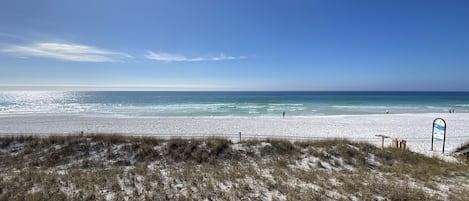 På stranden
