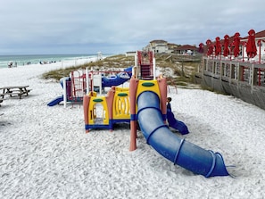 On the beach - Waterfront Favorite! Pool, Easy 3min walk to Beach/Dining, Easy Parking (Destin)