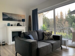 TV - Cozy apartment with balcony in the Rothaargebirge, right next to the forest (Küstelberg)