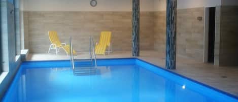 من حمّامات السباحة المغطاة