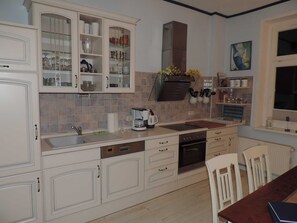 Kühlschrank, Ofen, Geschirrspüler, Hochstuhl